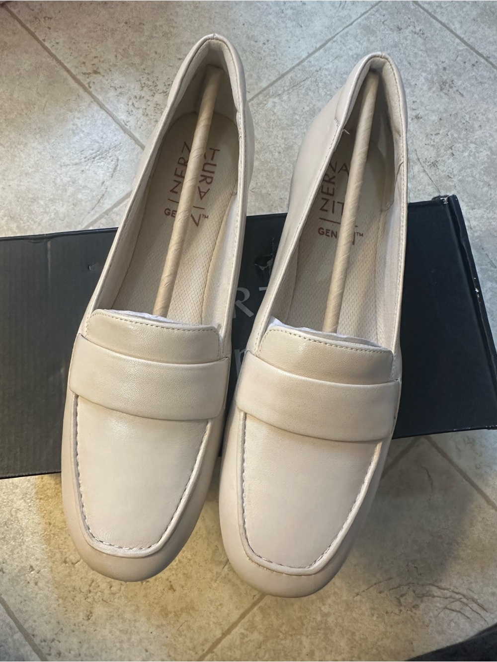 Naturalizer Women's GENN-Flow Leather Loafer Porcelain Size 8